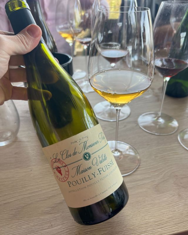 🍇 Pouilly-Fuissé de la @maison_valette , considéré par de nombreux professionnels et amateurs de vins « à faible intervention » comme le meilleur domaine du Mâconnais.

🍷 Un vin pur et authentique, offrant une expression parfaite du Chardonnay. Son fruit éclatant et sa pureté aromatique sont tout simplement irrésistibles, offrant une harmonie et un équilibre sans aucune déviance.

👉 Ce domaine, véritable référence en matière de viticulture respectueuse, sublime le terroir du Mâconnais avec une précision impressionnante. Un vin à savourer en toute simplicité, aussi bien à l’apéritif qu’accompagnant un repas entre amis.
✨ Une cuvée d’une grande sincérité, incarnant l’élégance naturelle du Pouilly-Fuissé et confirmant que la Maison Valette est un acteur incontournable des grands Chardonnays.