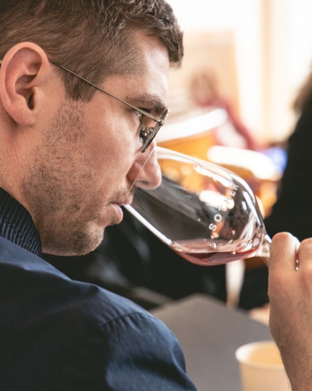 🍇 Au nez, le vin révèle ses arômes primaires, secondaires et tertiaires: une étape clé de l’analyse sensorielle.
Avant même de goûter, on évalue l’intensité aromatique et on identifie les caractères d’arômes : fruits (agrumes, fruits à noyau, fruits rouges), notes florales, herbacées, arômes liés à l’élevage (vanille, pain grillé), ou encore des arômes d’évolution comme les fruits secs ou le sous-bois.
👃🍷 Le nez donne des indications précieuses sur le cépage, les techniques de vinification et le degré de maturité, bien avant la première gorgée.
---
🍇 On the nose, a wine reveals its primary, secondary, and tertiary aromas: a key stage in systematic tasting.Before tasting, we assess aroma intensity and identify aroma characteristics: fruit (e.g. citrus, stone fruit, red berries), floral, herbal, oak-derived notes (e.g. vanilla, toast), or age-related aromas like dried fruit or forest floor.
👃🍷 The nose offers vital clues about grape variety, winemaking techniques, and maturity, long before the first sip.