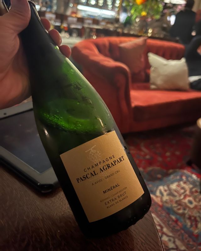 🍇 Champagne Agrapart « Minéral » Extra Brut Blanc de Blancs, joyau d’Avize et ambassadeur d’excellence de la Côte des Blancs.
🍾 Un immense champagne de précision, ciselé comme de la dentelle. Tension, droiture et acidité minérale s’y conjuguent avec une élégance rare pour une expérience sensorielle hors du temps.
👉 La maison Agrapart, maître de l’expression parcellaire, signe ici une cuvée d’orfèvre. Chaque bulle raconte le terroir crayeux d’Avize, dans un style pur et sans artifice.
✨ Une œuvre d’art effervescente, vibrante de justesse et de finesse, qui place ce blanc de blancs au sommet des grands champagnes de gastronomie.

Joyeuses Pâques 🐣🥂
—-
🍇 Champagne Agrapart “Minéral” Extra Brut Blanc de Blancs, a radiant ambassador of Avize and a shining symbol of excellence from the Côte des Blancs.
🍾 A champagne of exquisite precision, sculpted like lace. Tension, minerality, and acidity converge with rare elegance to create a timeless sensory escape.
👉 The Agrapart estate, a true artisan of terroir-driven wines, delivers here a cuvée of remarkable craftsmanship. Every bubble speaks of Avize’s chalk-laden soils, in a style that is both pure and uncompromising.
✨ An effervescent masterpiece, vibrant with clarity and finesse, placing this Blanc de Blancs at the very summit of gastronomic Champagne.

Happy Easter 🐣🥂