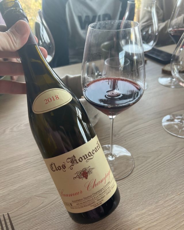 🍇 Clos Rougeard Saumur-Champigny 2018, vin culte par excellence et l'un des trésors les plus recherchés de France.
🍷 La référence ultime pour le Cabernet Franc de la Loire, alliant une élégance inégalée, une complexité remarquable et un immense potentiel de garde.
👉 Un Cabernet Franc à la texture souple et délicate, porté par une profondeur aromatique saisissante. Sa finesse, mêlant fruits rouges éclatants et nuances terreuses, évoque par moments l’âme des grands Pinots Noirs bourguignons.
✨ Un vin harmonieux et envoûtant, offrant un véritable moment d’émotion et de pur plaisir de dégustation.
—-
🍇 Clos Rougeard Saumur-Champigny 2018, a cult wine par excellence and one of the most sought-after treasures in France.
🍷 The ultimate reference for Loire Valley Cabernet Franc, showcasing unparalleled elegance, complexity, and remarkable aging potential.
👉 A Cabernet Franc with a supple, delicate texture and stunning aromatic depth. Its finesse, along with vibrant red fruit and earthy nuances, recalls the soulful character of great Burgundian Pinot Noirs.
✨ A harmonious, captivating wine, offering a profound moment of emotion and pure tasting pleasure.