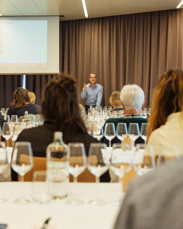Quand le cours commence, les palais s’éveillent!
Envie de vivre l’expérience ?
📆 Les prochaines dates sont en ligne.
🍷Réservez votre place sur pur-jus.ch.
—-
When class begins, the senses awaken!
Want to experience it for yourself?
📆 New dates are live.
🍷Book your spot now at pur-jus.ch.
