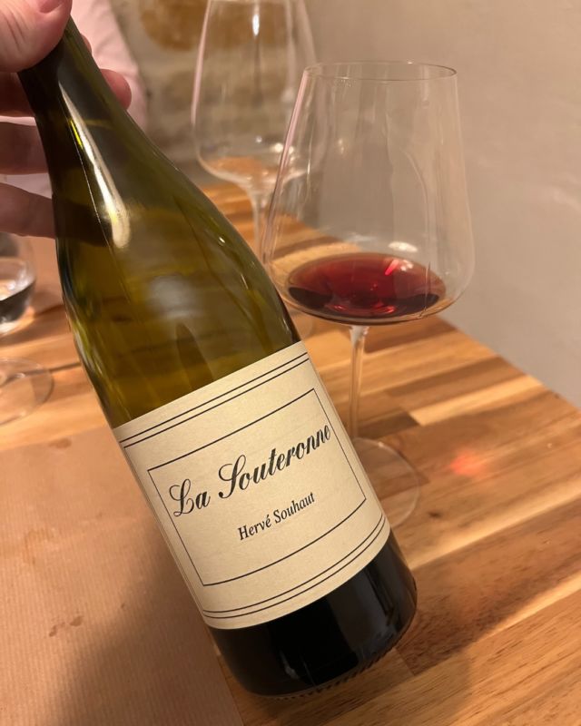 🍇 La Souteronne – Hervé Souhaut, un Gamay d’Ardèche aussi inattendu que réjouissant, issu de vieilles vignes plantées sur des coteaux granitiques.
🍷 Un vin libre, juteux et vibrant, où les fruits rouges éclatent avec fraîcheur et naturel. Sa finesse minérale, sa texture digeste et sa touche « nature » maîtrisée en font une cuvée d’une buvabilité désarmante.
👉 Cultivée sans artifices, cette expression du Gamay révèle un visage aérien et sincère du cépage, loin des standards du Beaujolais, dans un style pur et gourmand.
✨ Un rouge estival et irrésistible, à partager sans façon, de préférence en magnum, sur une grande tablée ou une terrasse au soleil.
—-
🍇 La Souteronne – Hervé Souhaut, an unexpected yet joyful Gamay from the Ardèche, crafted from old vines rooted in granitic hillsides.
🍷 A free-spirited, juicy, and vibrant wine, bursting with fresh red fruits and natural charm. Its light mineral complexity and gentle “natural” edge give it a disarming drinkability.
👉 Grown with minimal intervention, this take on Gamay shows the grape’s airy, sincere side — far from Beaujolais conventions — in a pure, glou-glou yet refined style.
✨ A bright, irresistible summer red, best enjoyed in magnums, under the sun, with good food and good friends.