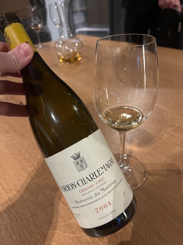 🍇Corton-Charlemagne Grand Cru 2004 – Bonneau du Martray, un Chardonnay de légende né au sommet de la colline de Corton, sur l’un des terroirs les plus singuliers de Bourgogne.
🍷Un très grand vin à maturité, dont les arômes d’évolution s’expriment avec noblesse : fruits jaunes séchés, cire d’abeille, sous-bois, champignon frais, noix, miel… La bouche est riche, presque veloutée, mais toujours traversée par une belle énergie.
👉Sur ces hauteurs exposées à l’ouest, les sols pauvres et crayeux confèrent au vin une tension minérale rare, une fraîcheur persistante et une profondeur qui défie le temps. Bonneau du Martray en révèle ici toute la puissance contenue, dans un style pur, vibrant et profondément gastronomique.
✨Un Corton-Charlemagne d’émotion, harmonieux et ample, où la maturité rejoint la droiture. Une expression unique du Chardonnay, forgée par l’altitude, la pierre et le temps.
—-
🍇Corton-Charlemagne Grand Cru 2004, Bonneau du Martray, a legendary Chardonnay born at the summit of the Corton hill, on one of Burgundy’s most distinctive white wine terroirs.
🍷A truly great mature wine, where noble tertiary aromas unfold: dried yellow fruits, wax, forest floor, fresh mushrooms, walnut, and honey. The palate is rich and almost velvety, yet carried by a vibrant, underlying energy.
👉On these high-altitude, west-facing slopes, the poor, chalk-laden soils bring rare mineral tension, persistent freshness, and a depth that defies time. Bonneau du Martray captures the essence of this singular terroir in a pure, vibrant, and gastronomic style.
✨A moving Corton-Charlemagne — harmonious and generous — where maturity meets precision. A unique expression of Chardonnay, shaped by altitude, stone, and time.