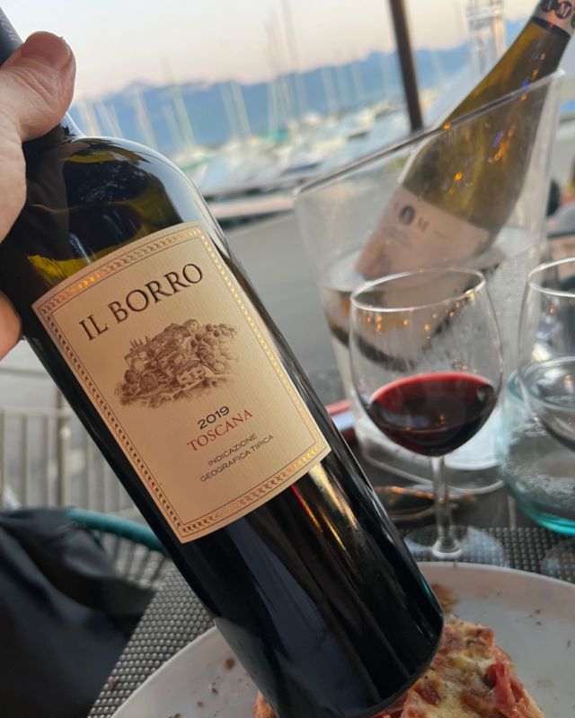 🍇Il Borro 2019, Toscana IGT, un rouge signé par la famille Ferragamo.
Assemblage à dominante bordelaise: 50% Merlot, 35% Cabernet Sauvignon, complétés par une touche de Syrah.
🍷Riche et généreux, ce vin séduit par sa gourmandise et sa complexité. Arômes de fruits noirs mûrs, tomates séchées, herbes aromatiques, soutenus par des tanins veloutés et fondants. La bouche est ample, harmonieuse et suave.
👉Une cuvée qui incarne l’élégance toscane, entre profondeur et équilibre.
✨Idéal avec une Bistecca alla Fiorentina ou de belles viandes rouges juste grillées. Un vin pour les belles tablées.
—-
🍇Il Borro 2019, Toscana IGT, a refined red crafted by the Ferragamo family.
A Bordeaux-style blend: 50% Merlot, 35% Cabernet Sauvignon, with a touch of Syrah.
🍷Rich and generous, this wine charms with its depth and indulgence. Ripe dark fruits, sun-dried tomatoes, and aromatic herbs lead the nose, supported by smooth, silky tannins. The palate is full, harmonious, and suave.
👉A wine that captures Tuscan elegance, striking a balance between power and finesse.
✨Perfect with Bistecca alla Fiorentina or simply grilled red meats. A bottle made for good food and great company.