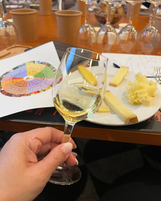 🧀Vin blanc et fromage, l’accord gagnant!
Sa fraîcheur et son acidité équilibrent parfaitement la richesse du fromage, pour des saveurs sublimées à chaque bouchée. À tester sans hésiter.
—-
🧀 White wine and cheese, the winning pairing!
Its freshness and acidity perfectly balance the richness of the cheese, enhancing the flavors with every bite. Definitely worth trying!
