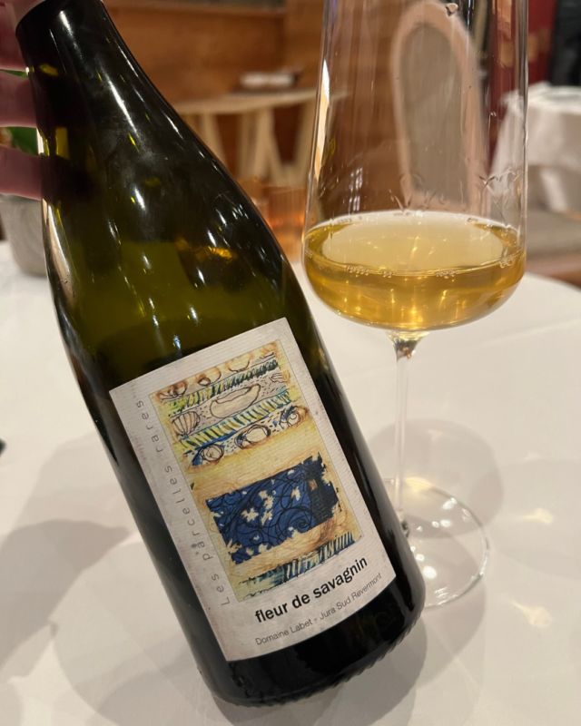 🍇 Fleur de Savagnin du Domaine Labet, figure incontournable du Jura. Une des expressions les plus nobles, gourmandes et gastronomique du cépage Savagnin. 
👉 Élevé avec précision, Fleur de Savagnin séduit par sa fraîcheur, son intensité minérale et sa personnalité affirmée. Un vin sincère, pur et profondément vivant.
✨Une cuvée issue d’un domaine visionnaire, qui a su révéler toute la finesse et la complexité des grands blancs jurassiens. À déguster les yeux ouverts, le cœur aussi.
—-
🍇 Fleur de Savagnin – Domaine Labet, one of the most delicious, gastronomic, and noble expressions of the Savagnin grape.
🍷 A delight of freshness, fruit, and authenticity. A wine that leaves no one indifferent, thanks to its personality and radiance.
✨ A bottle that speaks of place and truth, crafted with care by one of the Jura’s most respected and visionary domaines.